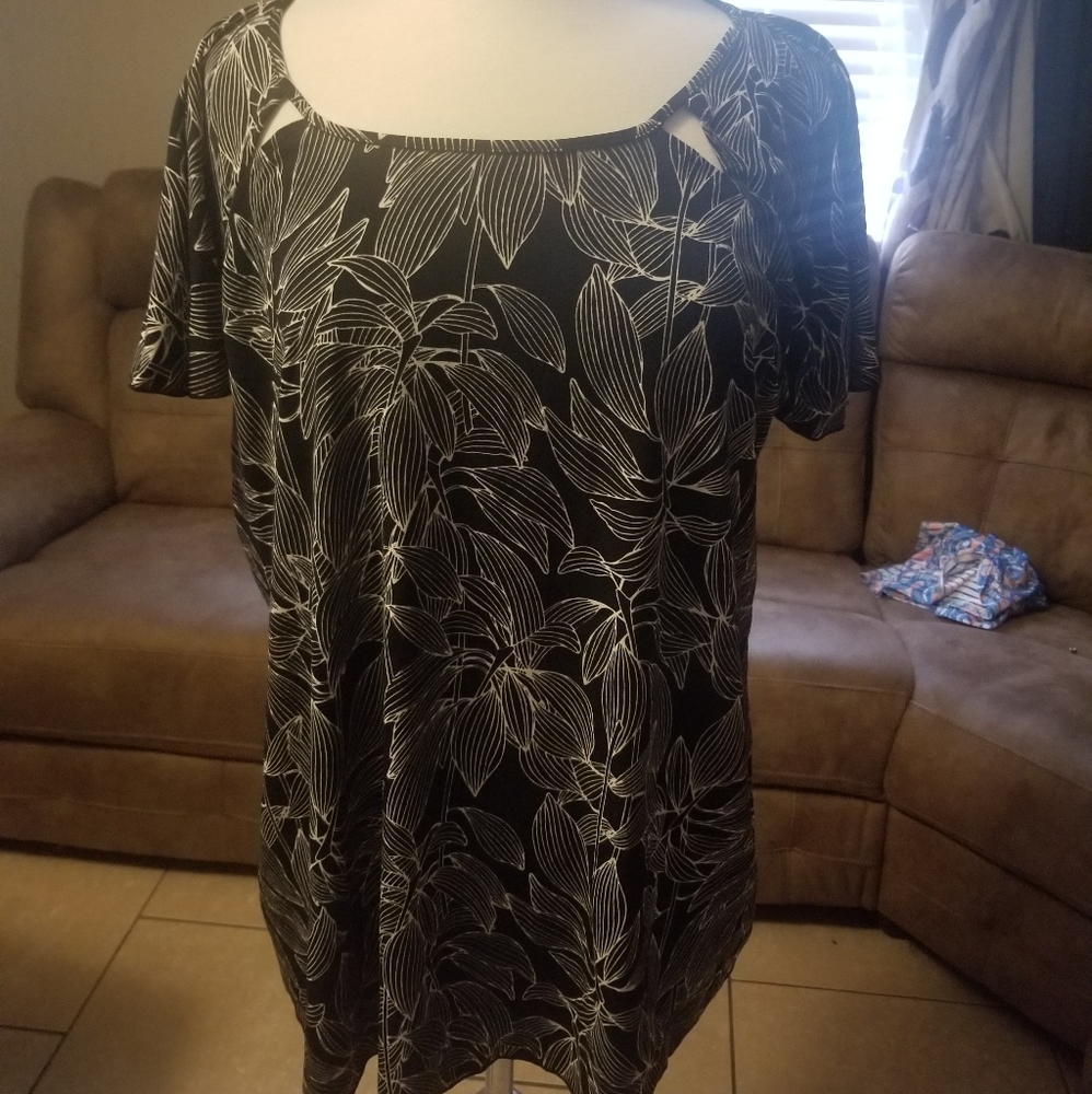 1X black floral  print blouse. Worthington